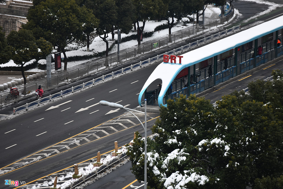 Hàng nghìn ôtô ở Thường Châu bị tuyết phủ nhiều ngày